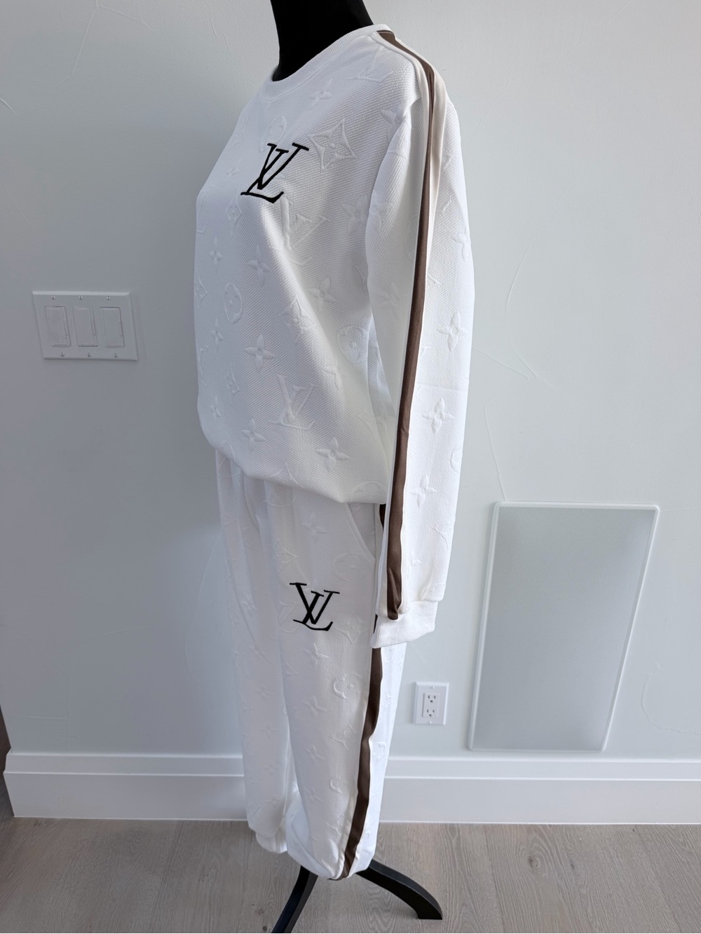 LV Women's White Logo Embossed Sweatshirt & Track Pants Set size M - Picture 5 of 10